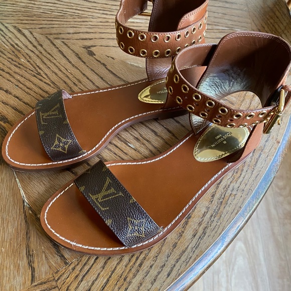 passenger flat sandal